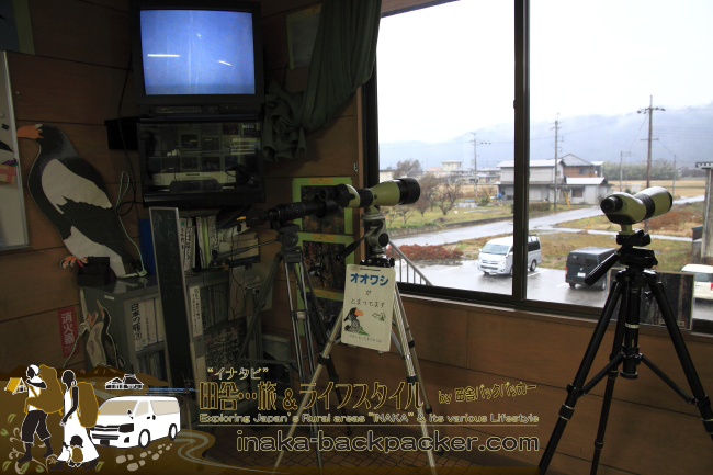 滋賀県 湖北町 琵琶湖の「湖北野鳥センター琵琶湖水鳥湿地センター」の設置されている望遠鏡やビデオカメラ